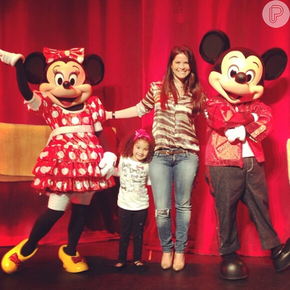 Muita fofura a Samara Felippo e a filha, Alicia, com os personagens da Disney Mickey e Minnie