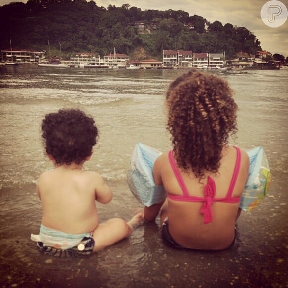 Alicia e Lara, filhas de Samara Felippo estão sempre curtindo uma praia