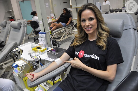 Engajada em campanha solidária, Ana Furtado convocou mulheres depois de doar sangue durante visita ao Hemorio nesta sexta-feira 23 de maio de 2014