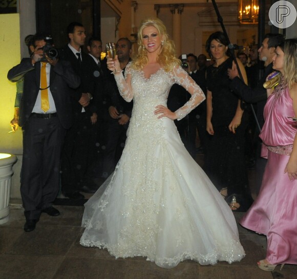 Val Marchiori se casa em cerimônia de luxo em São Paulo