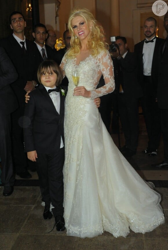 Val Marchiori posa com um dos filhos no dia do seu casamento em São Paulo