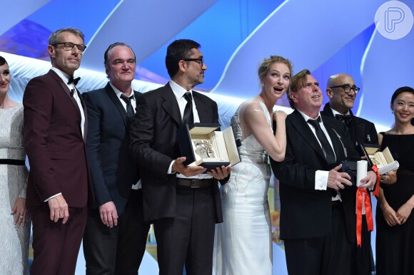 Uma Thurman posa ao lado de Timothy Spall, ganhador do prêmio de Melhor Ator no Festival de Cannes 2014