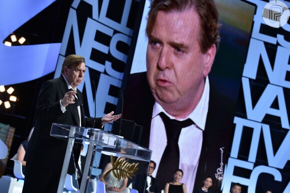 Timothy Spall recebe o prêmio de Melhor Ator no Festival de Cannes 2014