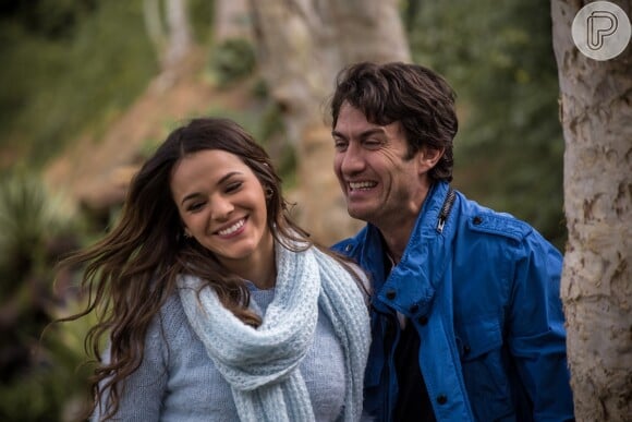 Laerte (Gabriel Braga Nunes) fica feliz quando Luiza (Bruna Marquezine) diz que quer se casar com ele na igreja, em cena da novela 'Em Família'