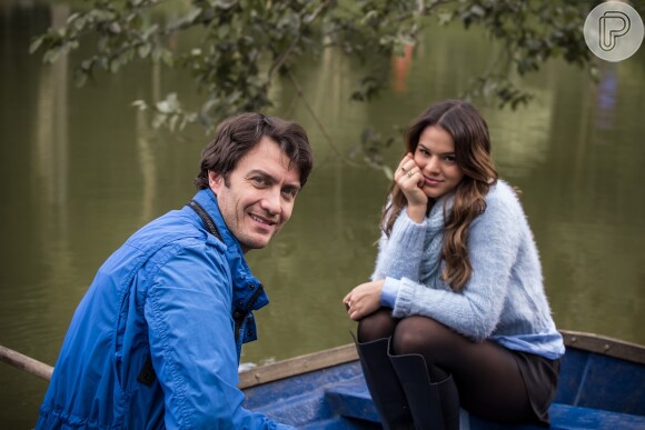 Luiza (Bruna Marquezine) e Laerte (Gabriel Braga Nunes) começam os preparativos para o casamento, na novela 'Em Família'