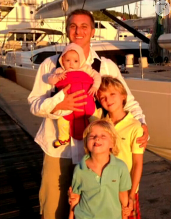 Luciano Huck com os três filhos: Eva, Joaquim e Benício