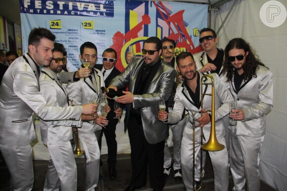 Tiago Abravanel brinda com a banda Big Time Orchestra
