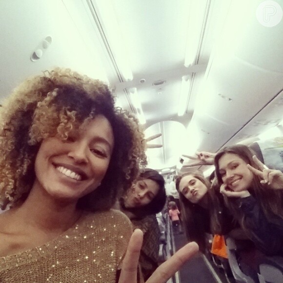 Sheron Menezzes, Juliana Paiva e Yanna Lavigne postam foto no avião