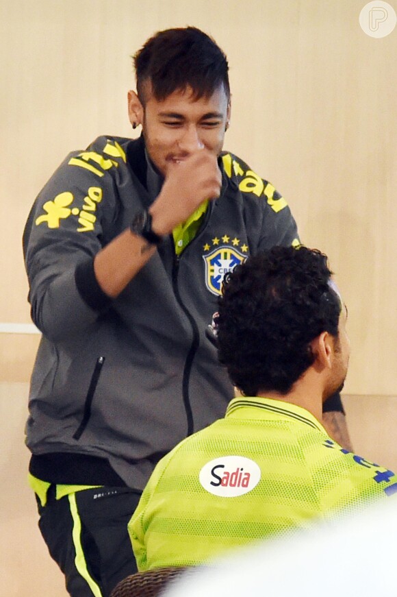 Neymar e Fred disputaram uma partida em um jogo de videogame de futebol