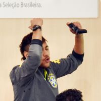 Copa do Mundo: Neymar e Fred jogam videogame após se apresentarem à Seleção