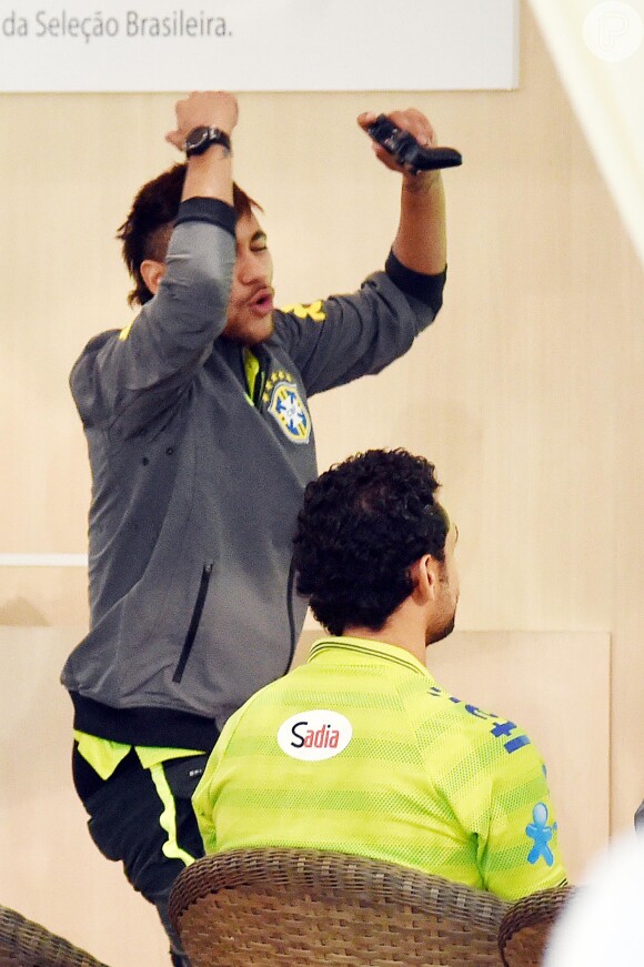 Neymar e Fred jogaram videogame após se apresentarem à Seleção na tarde desta segunda-feira, 26 de maio de 2014