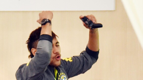 Copa do Mundo: Neymar e Fred jogam videogame após se apresentarem à Seleção