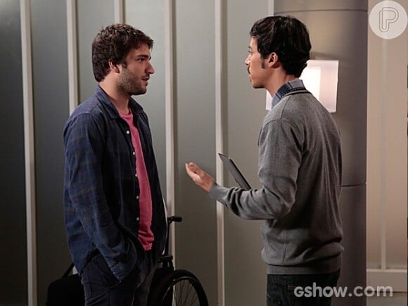 Murphy (Arlindo Lopes) avisa Davi (Humberto Carrão) que ele está de fora da apresentação, em cena de 'Geração Brasil'