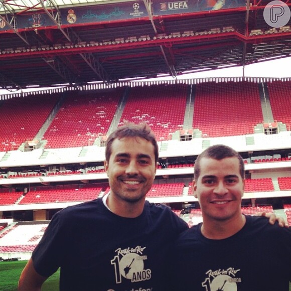 Thiago Martins e Ricardo Pereira jogam bola no Estádio da Luz, em Portugal, durante viagem pela Europa, em 26 de maio de 2014
