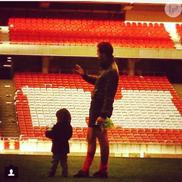 Ricardo Pereira curte dia de futbeol com o filho, Vicente, de 2 anos, no Estádio da Luz, em Portugal