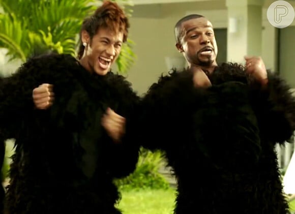 Em 2012, Neymar se vestiu de gorila no clipe 'Kong', de Alexandre Pires