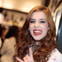 Sophia Abrahão faz caras e bocas em inauguração de loja de cosméticos