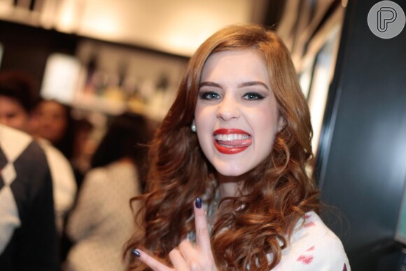 Estilosa, Sophia Abrahão faz caras e bocas em inauguração de loja de cosméticos 28 de maio de 2014