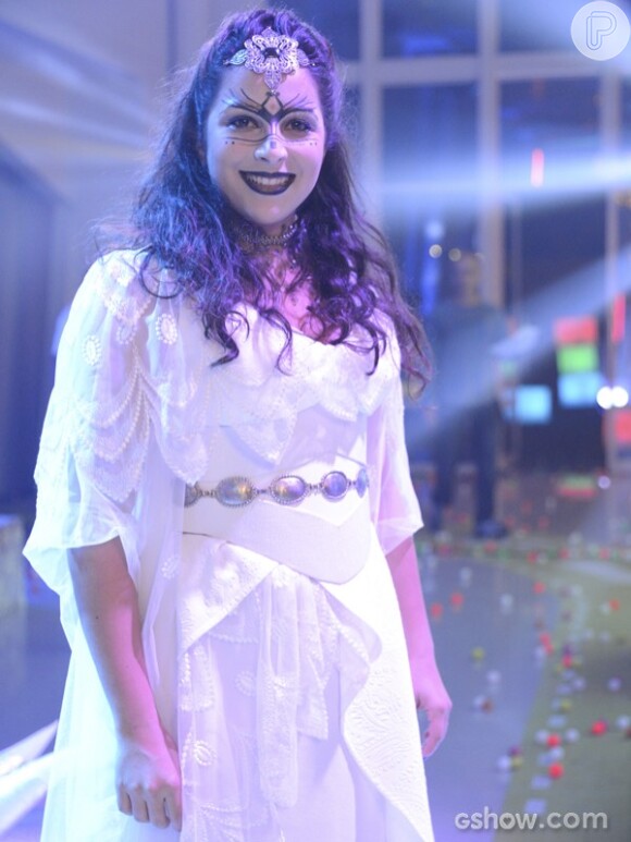 A concorrente Tatiana (laura Prado) usa look branco e make artística para compor o visual da Rainha Andrômeda na festa cosplay, em 'Geração Brasil'