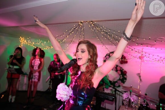 Sophia Abrahão retomou a carreira de cantora