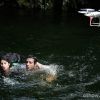 Davi (Humberto Carrão) volta para salvar Manu (Chandelly Braz) e um drone acompanha os dois, em cena de 'Geração Brasil'