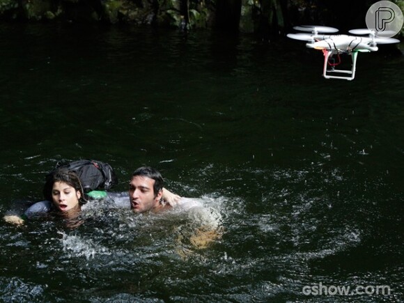 Davi (Humberto Carrão) volta para salvar Manu (Chandelly Braz) e um drone acompanha os dois, em cena de 'Geração Brasil'