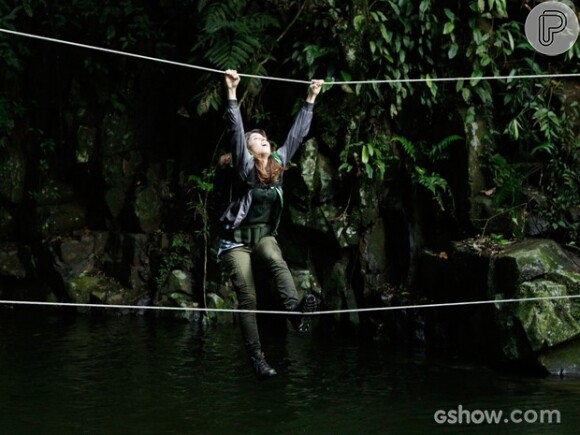 Manu (Chandelly Braz) se desequilibra e acaba caindo no rio, durante a travessia, em 'Geração Brasil'