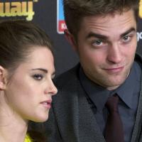 Kristen Stewart se sente esquecida por Robert Pattinson, que está na Austrália