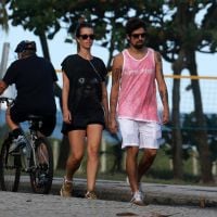 Juliana Didone se exercita ao lado do namorado, Flávio Rossi, em praia do Rio