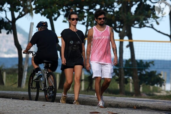 Juliana Didone se exercita ao lado do namorado, Flávio Rossi, na orla da Barra da Tijuca, no Rio