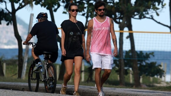 Juliana Didone se exercita ao lado do namorado, Flávio Rossi, em praia do Rio