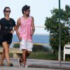 Juliana Didone caminhou na praia da Barra da Tijuca, Zona Oeste do Rio de Janeiro, ao lado do namorado, o artista plástico Flávio Rossi, nesta terça-feira 3 de junho de 2014
