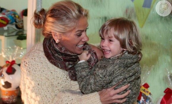 Adriane Galisteu levou o filho, Vittório, de 3 anos, para a festa de aniversário de Theo, filho do produtor musical Marco Camargo, em São Paulo, nesta terça-feira, 3 de junho de 2014
