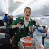Claudia Leitte e Cafú viraram comissários de bordo em uma ação de uma marca de refrigerantes para a Copa do Mundo