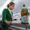 Claudia Leitte e Cafú viraram comissários de bordo em uma ação de uma marca de refrigerantes para a Copa do Mundo