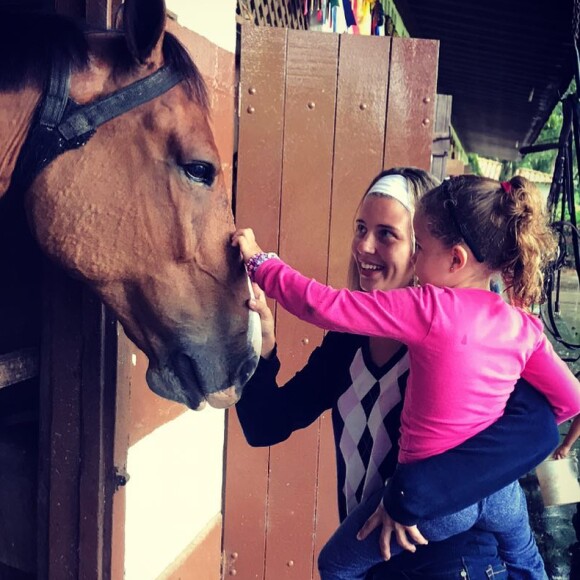 Debby Lagranha se formou em veterinária e é mãe de Duda, de 5 anos