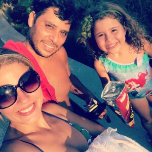 Debby Lagranha é casada com Leandro e mora em Vargem Grande