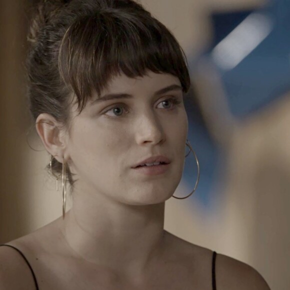 Clara (Bianca Bin) questiona Renato (Rafeal Cardoso) sobre o estado de saúde de Adriana (Julia Dalavia), na novela 'O Outro Lado do Paraíso': 'Pode ser aquela doença?'