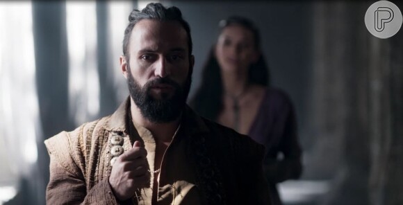Na novela 'Deus Salve o Rei', Constantino (José Fidalgo) será retirado de Artena pelos soldados do rei Augusto (Marco Nanini)