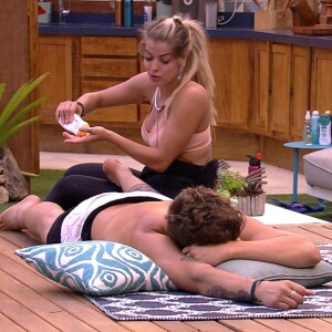 Jaqueline fez massagem em Breno na área externa da casa do 'Big Brother Brasil', na tarde deste sábado, 3 de fevereiro de 2018