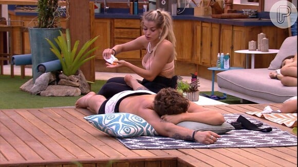 Jaqueline fez massagem em Breno na área externa da casa do 'Big Brother Brasil', na tarde deste sábado, 3 de fevereiro de 2018