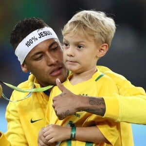 Neymar foi às lágrimas com a homenagem feita por Davi Lucca