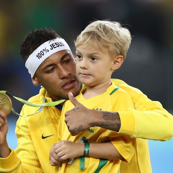 Neymar foi às lágrimas com a homenagem feita por Davi Lucca