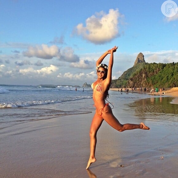 Jakelyne Oliveira foi para ilha acompanhada por uma diretora da Band, responsável pela exibição do concurso de Miss Brasil. Ela namora há mais de dois anos com o empresário, Tony Marques