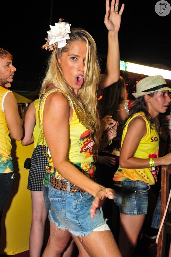 Adriane Galisteu também dançou o 'Lepo Lepo' no Carnaval