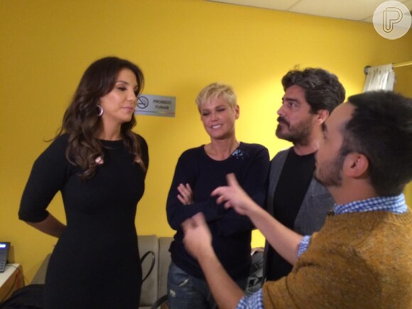 Xuxa, Ivete Sangalo e Junno Andrade conversam nos bastidores do 'Altas Horas'