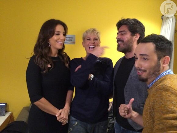 Xuxa se diverte com Ivete Sangalo, Junno Andrade e Didi nos bastidores do 'Altas Horas'