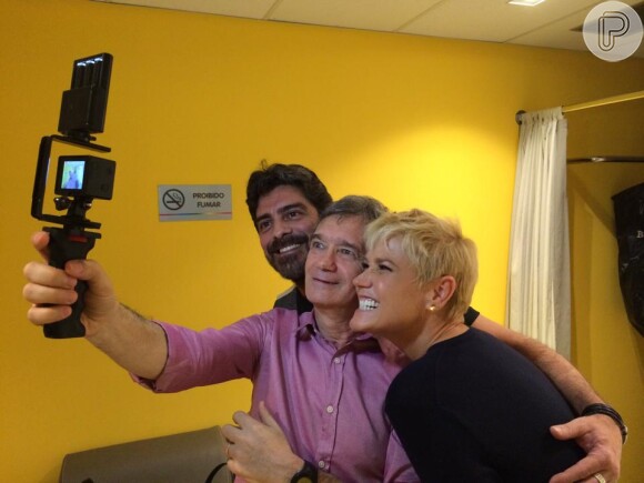 Xuxa publica fotos dos bastidores de sua participação no 'Altas Horas' especial de Dia dos Namorados com Junno Andrade