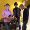 Xuxa, ainsa usando a bota ortopédica, conversa com Serginho Groisman e Junno Andrade nos bastidores do 'Altas Horas'