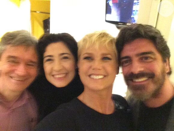 Xuxa publica 'selfie' nos bastidores do 'Altas Horas'